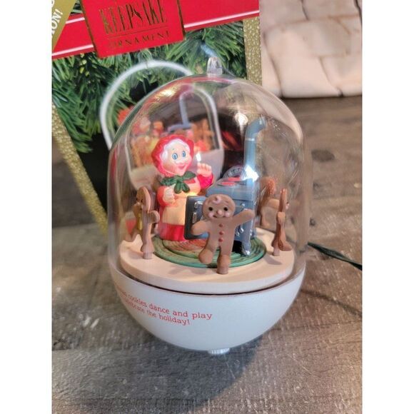Hallmark 1990 Mrs. Santa's kitchen ornament Xmas Decor magic gingerbread - Picture 2 of 7